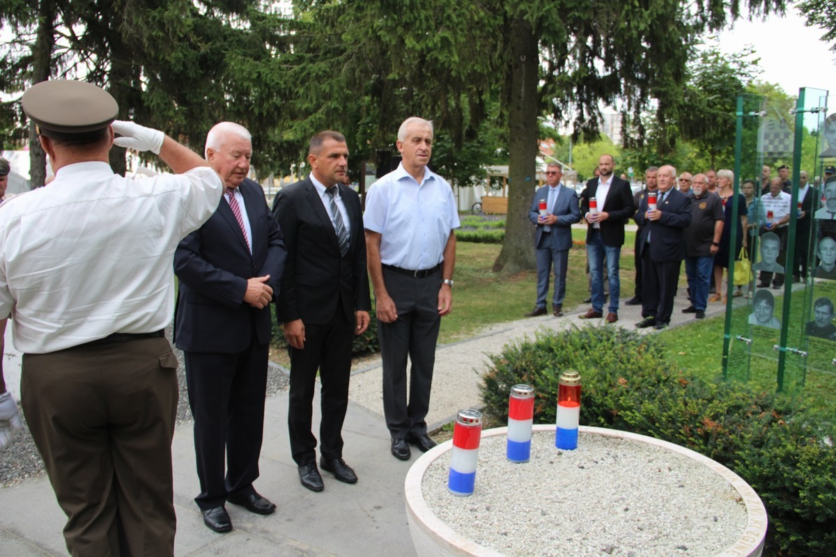Međimurci Eduard Baltić i Florijan Novak podigli su hrvatski stijeg na Kninskog tvrđavi povijesnog 5. kolovoza 1995. Međimurci Eduard Baltić i Florijan Novak podigli su hrvatski stijeg na Kninskog tvrđavi povijesnog 5. kolovoza 1995.