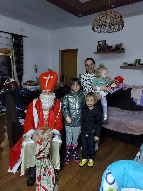 KNEZOVEC Sveti Nikola posjetio i darivao dječicu, ali i mještane