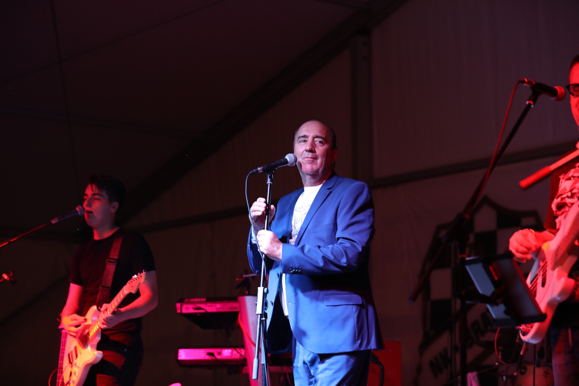 Mladen Grdović ispunio šator u Sv. Martinu na Muri, pjevalo se i plesalo uz njegove hitove Mladen Grdović ispunio šator u Sv. Martinu na Muri, pjevalo se i plesalo uz njegove hitove