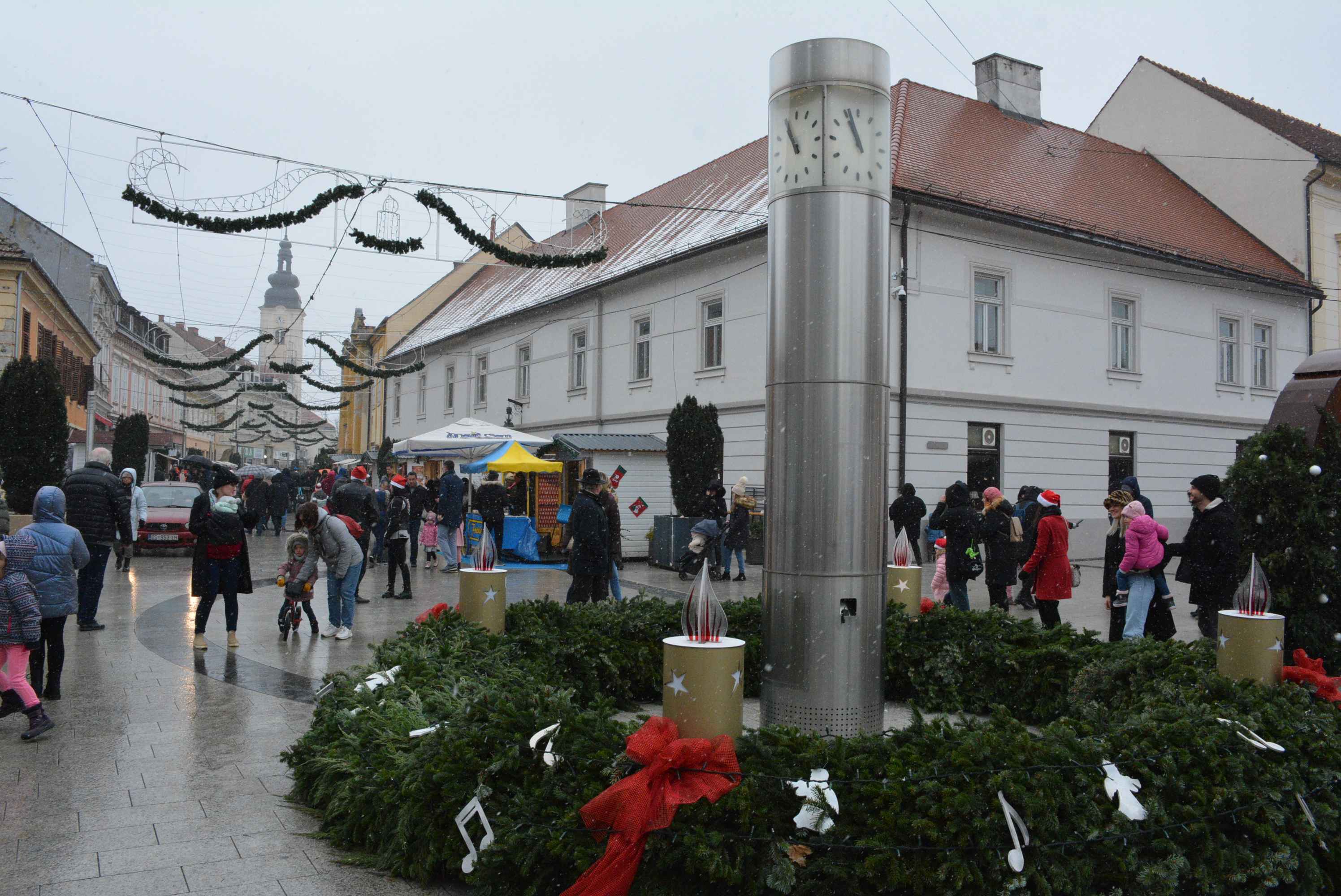 FOTO/VIDEO Zabundani veliki i mali unatoč gustom snijegu i hladnoći proveli prijepodne u veselom raspoloženju