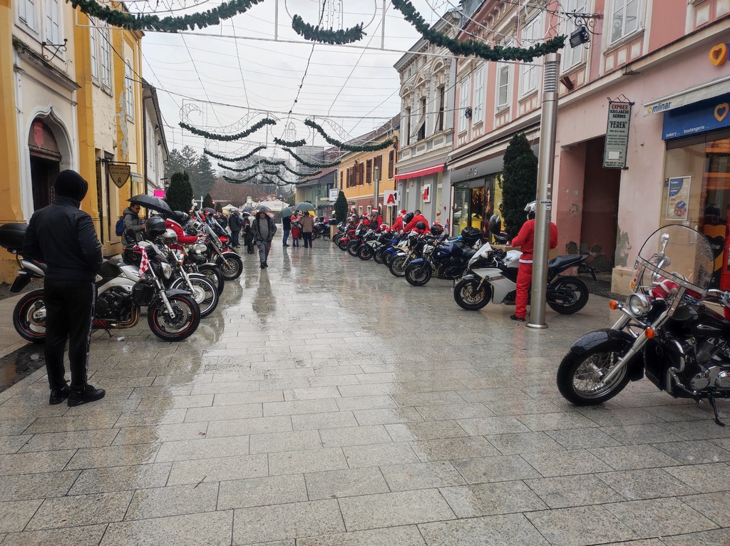 Djedice na motorima u centru Čakovca darovali slatkiše mališanima