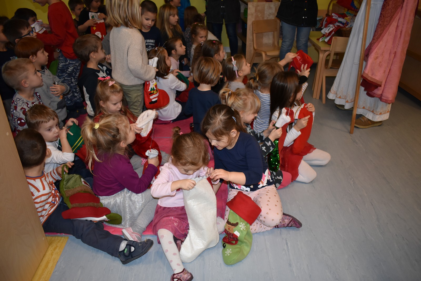 FOTO Sv. Nikola stigao i u dječji vrtić Suncokretu Strahonincu