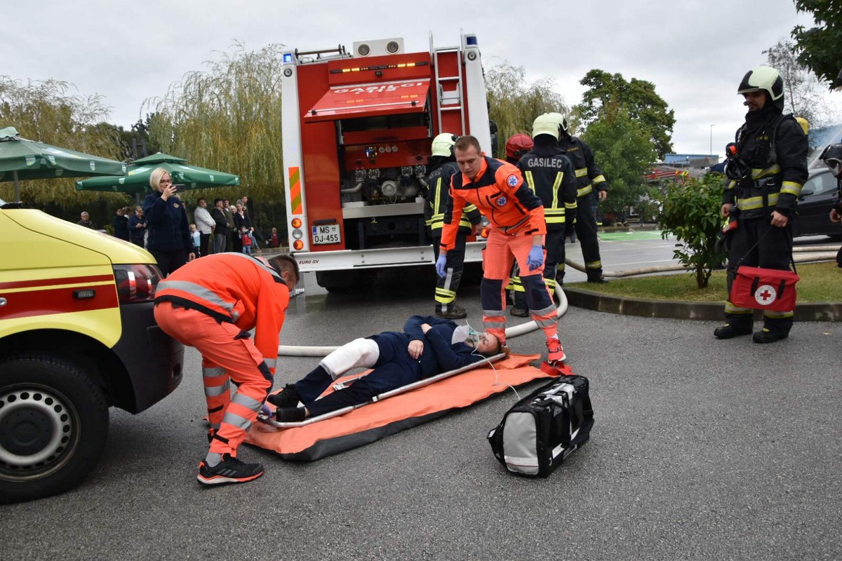 MURSKO SREDIŠĆE Održana uzbudljiva vježba u kojoj su vatrogasci uspješno ugasili požar i spasili unesrećene MURSKO SREDIŠĆE Održana uzbudljiva vježba u kojoj su vatrogasci uspješno ugasili požar i spasili unesrećene