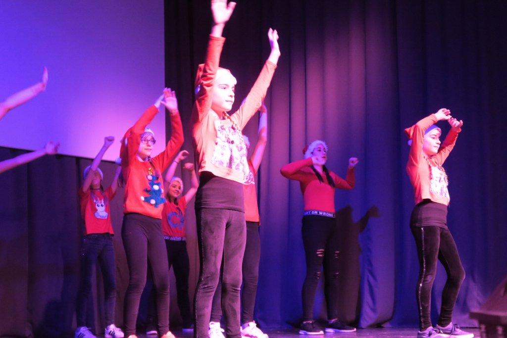 SV. NIKOLA U KOTORIBI Stotinjak mališana dočekalo omiljenog sveca