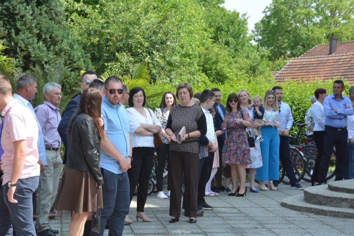 FOTO Donja Dubrava: 13 mladih župljana primilo sakrament Svete potvrde