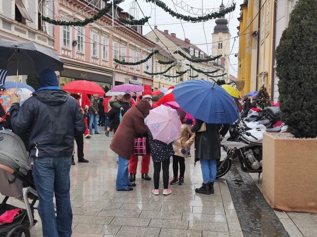 Djedice na motorima u centru Čakovca darovali slatkiše mališanima