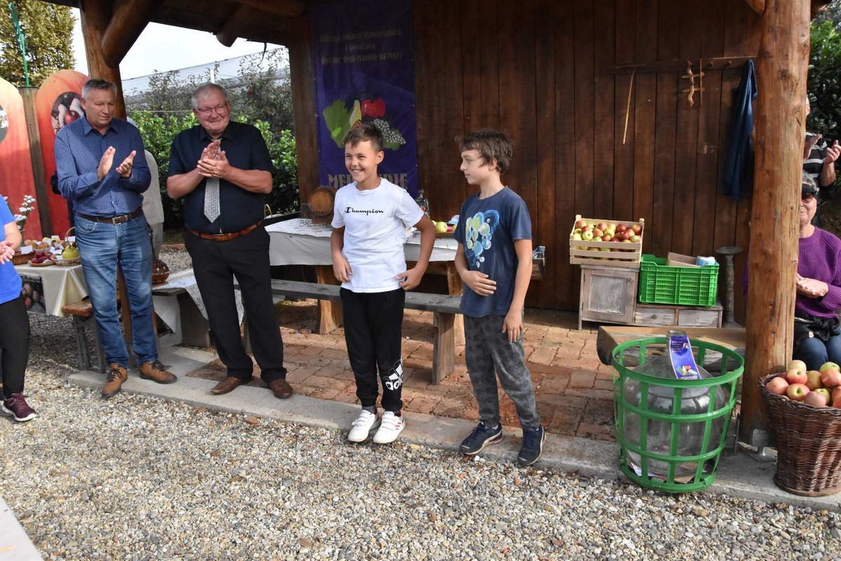 FOTO Ukusne i zdrave jabuke, zakuska i zabavni program za posjetitelje Izložbe starih i novijih sorti jabuka FOTO Ukusne i zdrave jabuke, zakuska i zabavni program za posjetitelje Izložbe starih i novijih sorti jabuka
