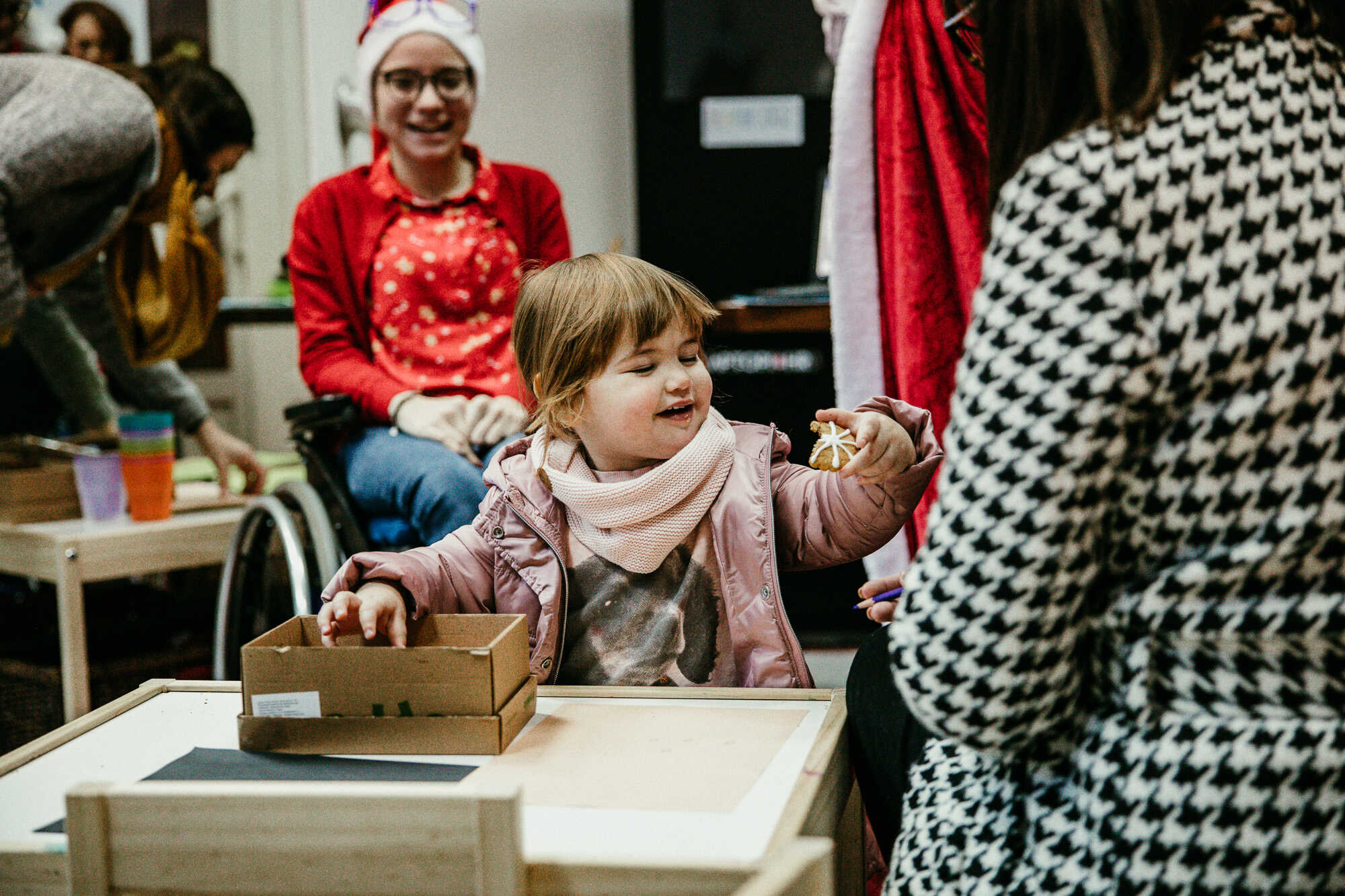 POSLASTICA ZA NAJMLAĐE Fini kolači Bake Mraz razveselili mališane u Radionici Djeda Božićnjaka POSLASTICA ZA NAJMLAĐE Fini kolači Bake Mraz razveselili mališane u Radionici Djeda Božićnjaka