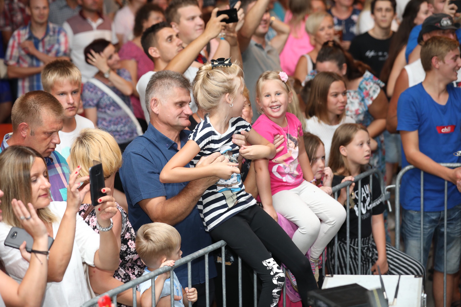 Mladen Grdović ispunio šator u Sv. Martinu na Muri, pjevalo se i plesalo uz njegove hitove Mladen Grdović ispunio šator u Sv. Martinu na Muri, pjevalo se i plesalo uz njegove hitove