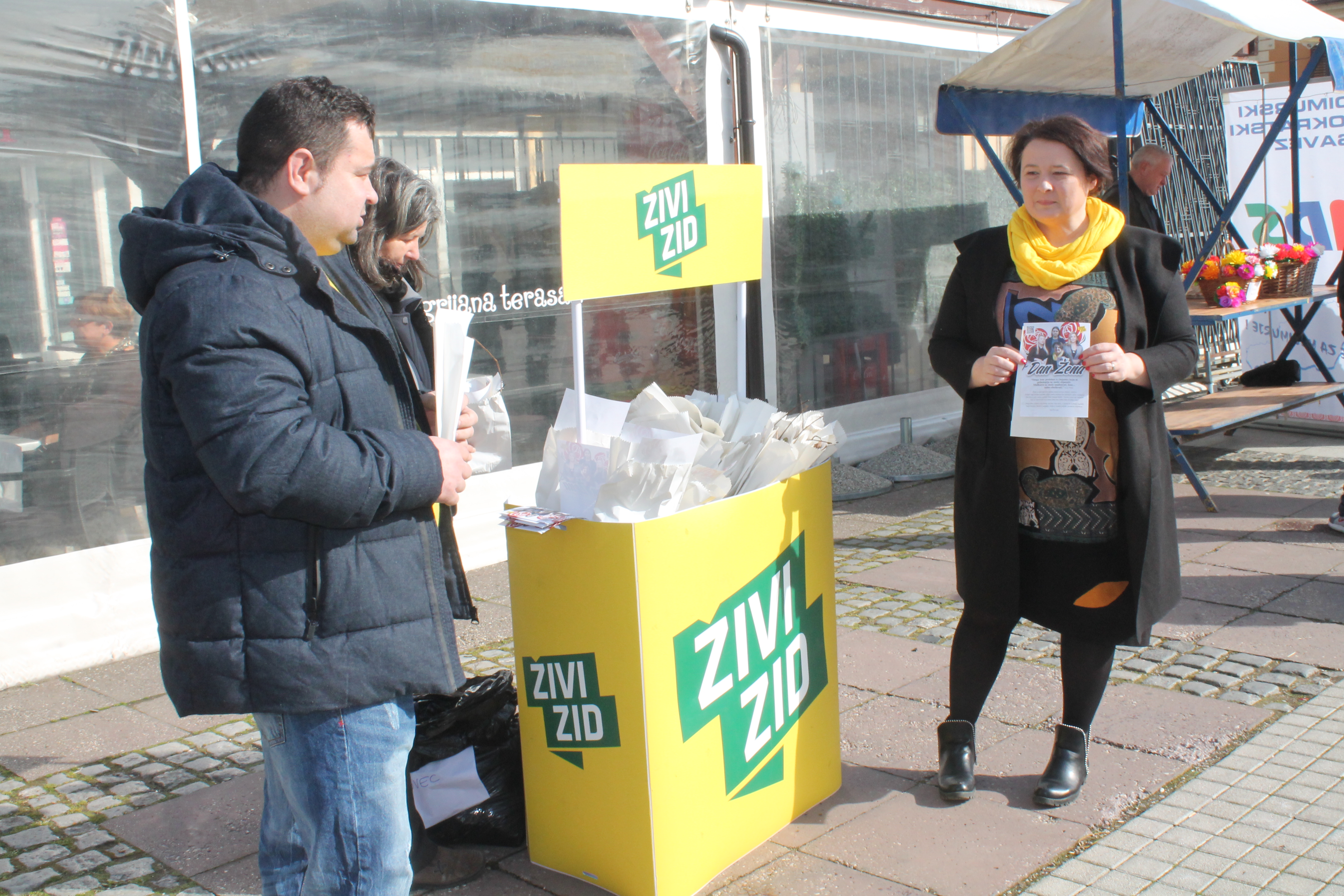 ‘ŽENE, SRETAN VAM VAŠ DAN’ Političari darivali prolaznice gradom