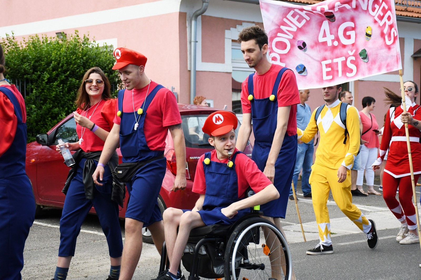 FOTO Povorka protutnjala gradom, maturanti s osmjehom dočekali kraj srednje škole!