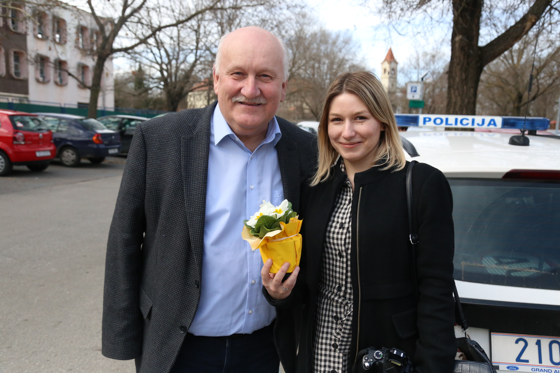 Međimurska policija cvijećem nagrađuje žene u prometu