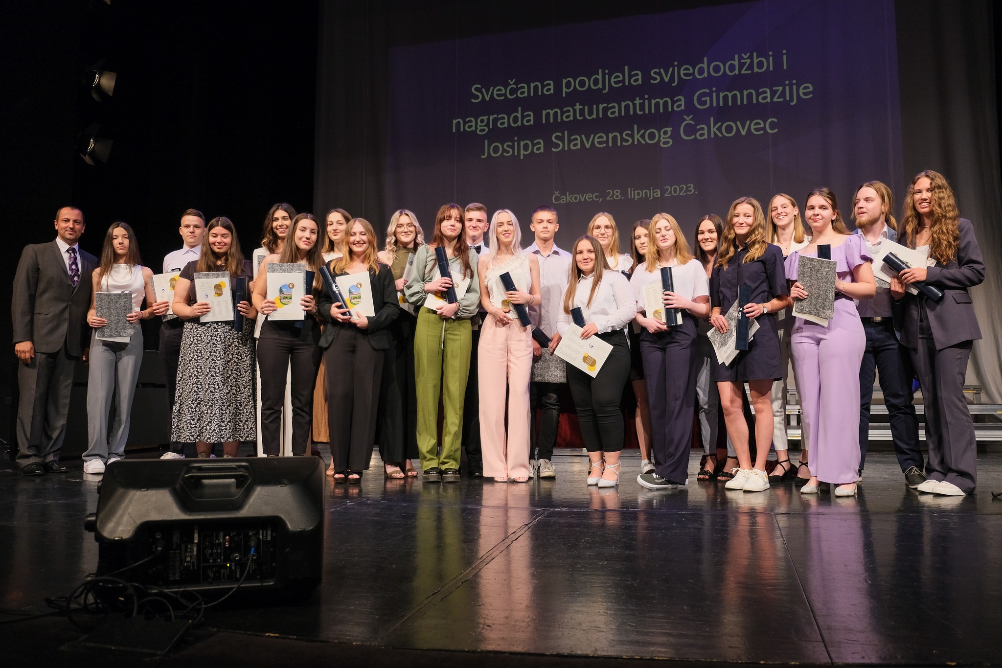 GIMNAZIJA JOSIPA SLAVENSKOG Predivni trenuci s podjele svjedodžbi