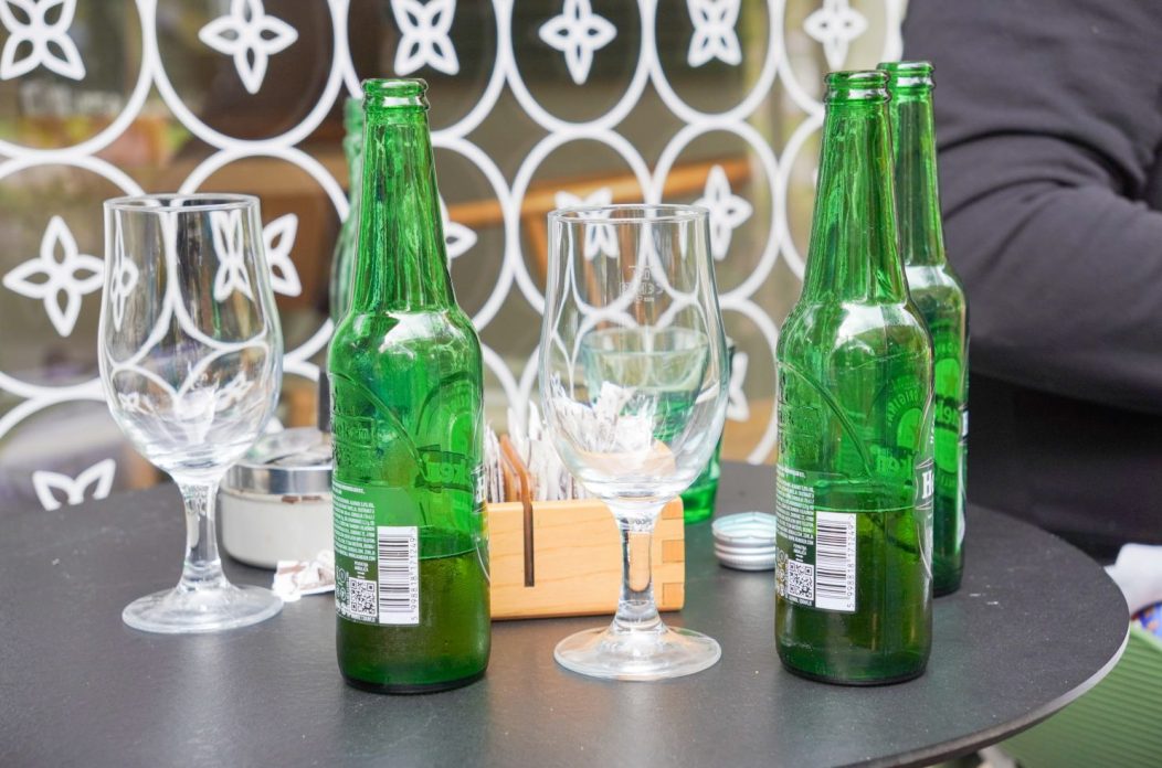 alkohol pivo prazne boce čaše ilustracija