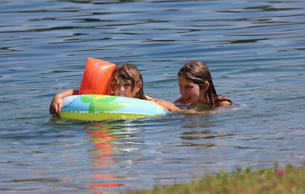 Međimurke i Međimurci spas od ljetnih vrućina potražili uz rijeku Dravu