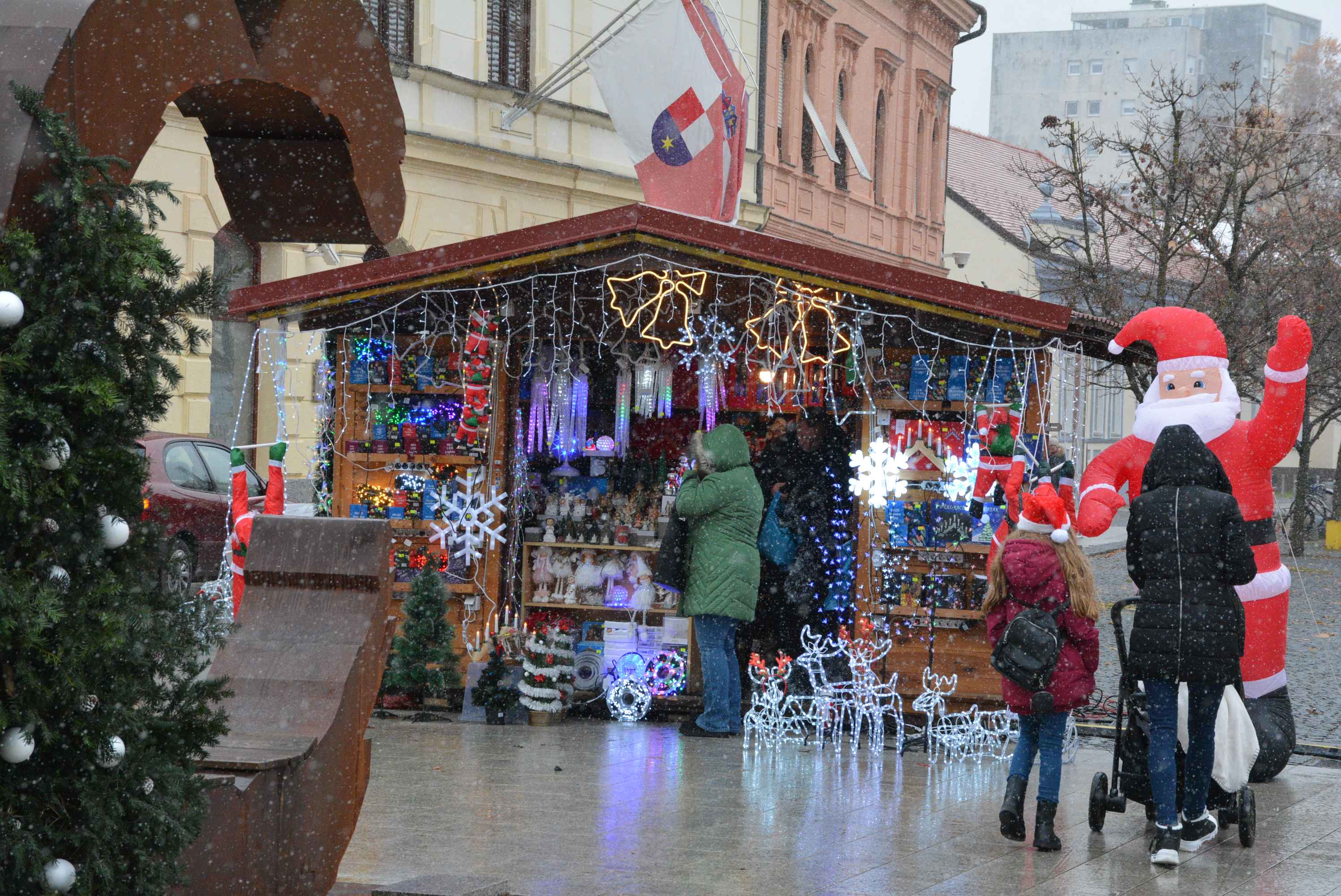 FOTO/VIDEO Zabundani veliki i mali unatoč gustom snijegu i hladnoći proveli prijepodne u veselom raspoloženju
