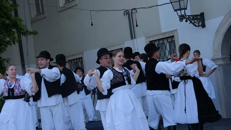 1048989292560282412219246327530