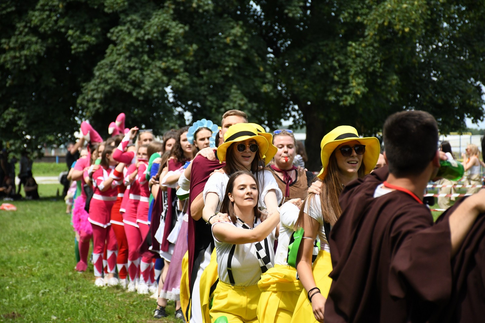 FOTO Povorka protutnjala gradom, maturanti s osmjehom dočekali kraj srednje škole!