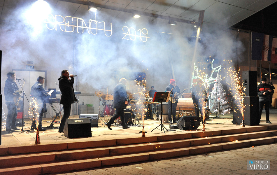 Doček u Prelogu uz vatromet, taktove valcera, šampanjac i kuhano vino