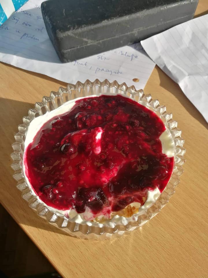 Gimnazijalci spravljali kolače bez pečenja, izgledaju vrlo primamljivo