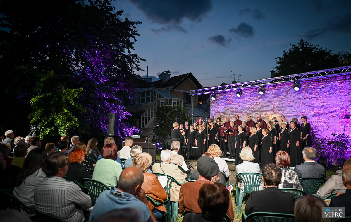 FOTO Pjevački zbor”Slavenski” i gosti za publiku priredili jedinstven doživljaj u Kraljevu vrtu FOTO Pjevački zbor”Slavenski” i gosti za publiku priredili jedinstven doživljaj u Kraljevu vrtu