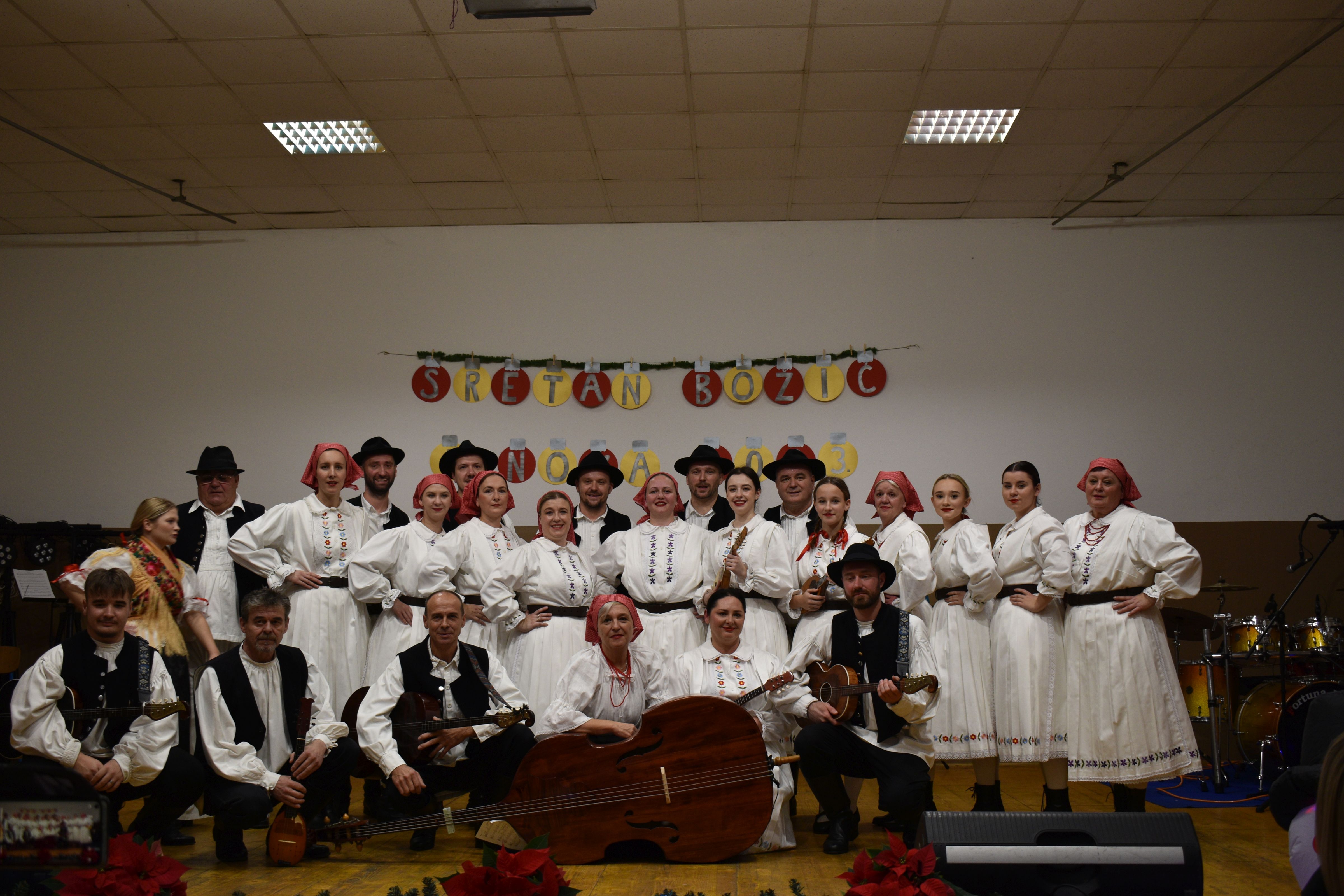 ŠTEFANJSKA PRIREDBA Pred punom dvoranom Društvenog doma KUD Fijolica organizirao tradicionalnu priredbu