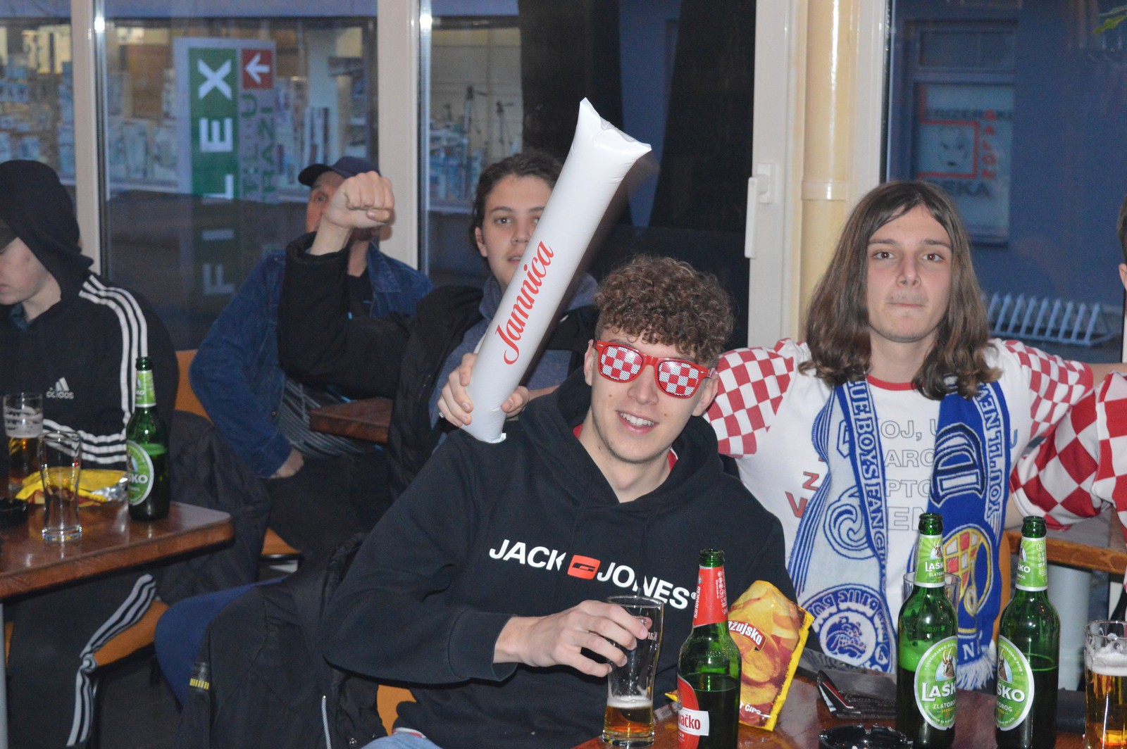 Vesela atmosfera u čakovečkim kafićima – svi navijaju za naše Vatrene!