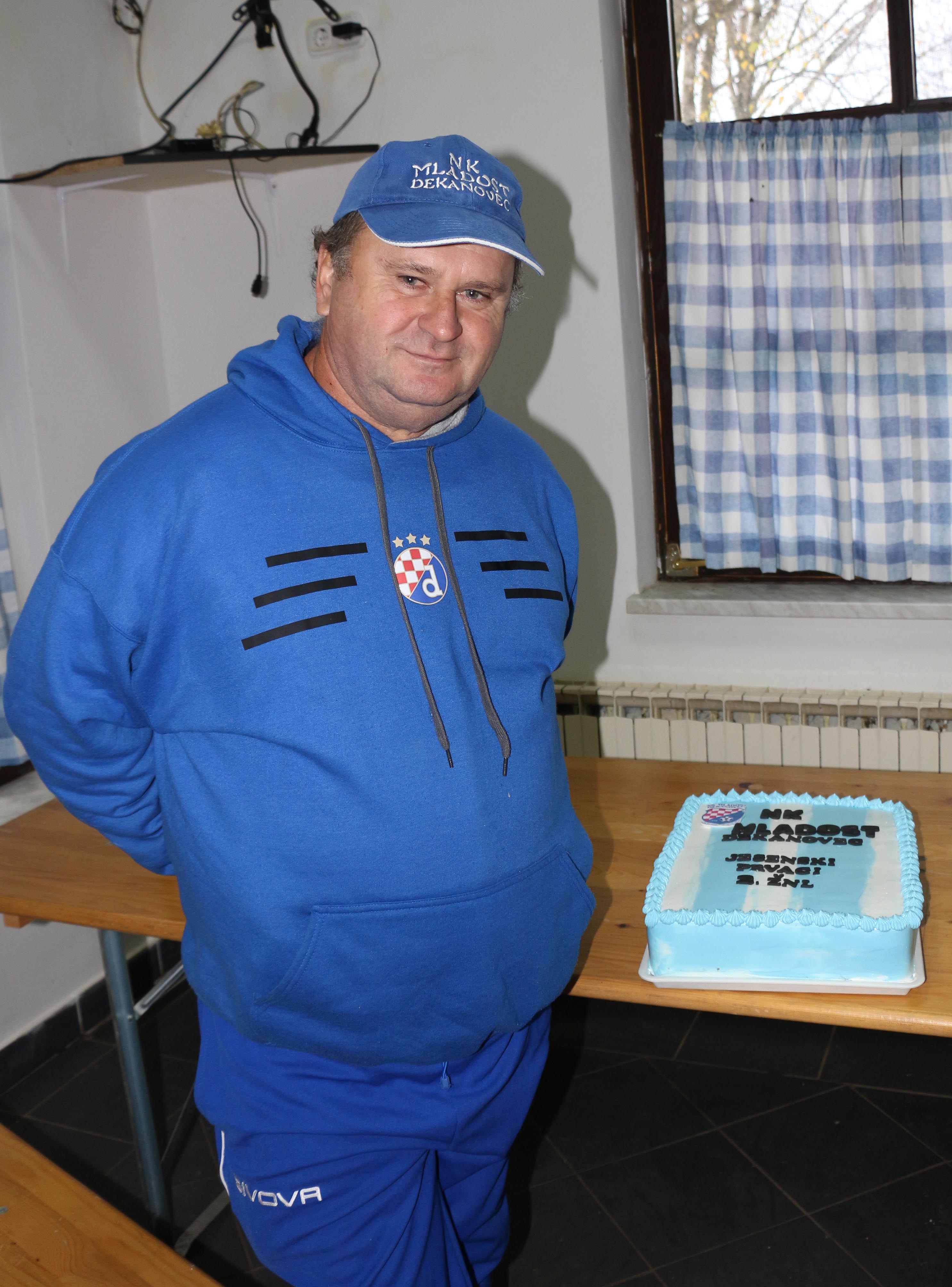 VELIKI NAVIJAČ Stanislav Pintarić ‘Geci’ obradovao igrače Mladosti iz Dekanovca šampionskom tortom