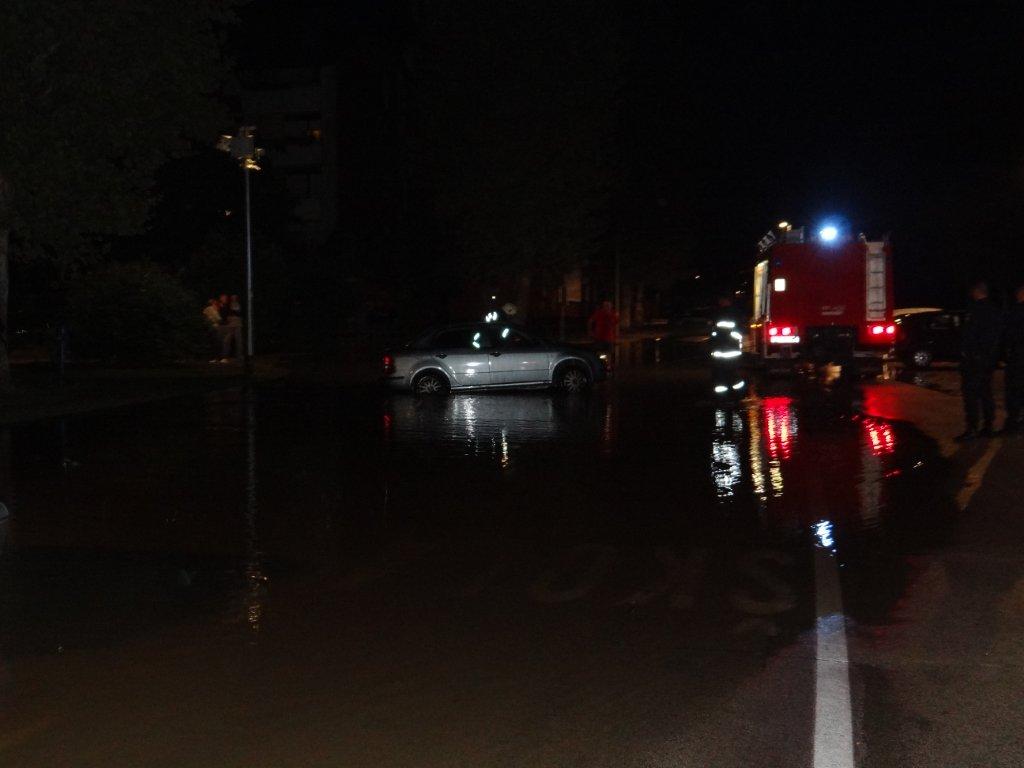 Neugodna noć za stanare jedne čakovečke ulice: Poplavljen dio ulice, parkirani automobili pod vodom Neugodna noć za stanare jedne čakovečke ulice: Poplavljen dio ulice, parkirani automobili pod vodom