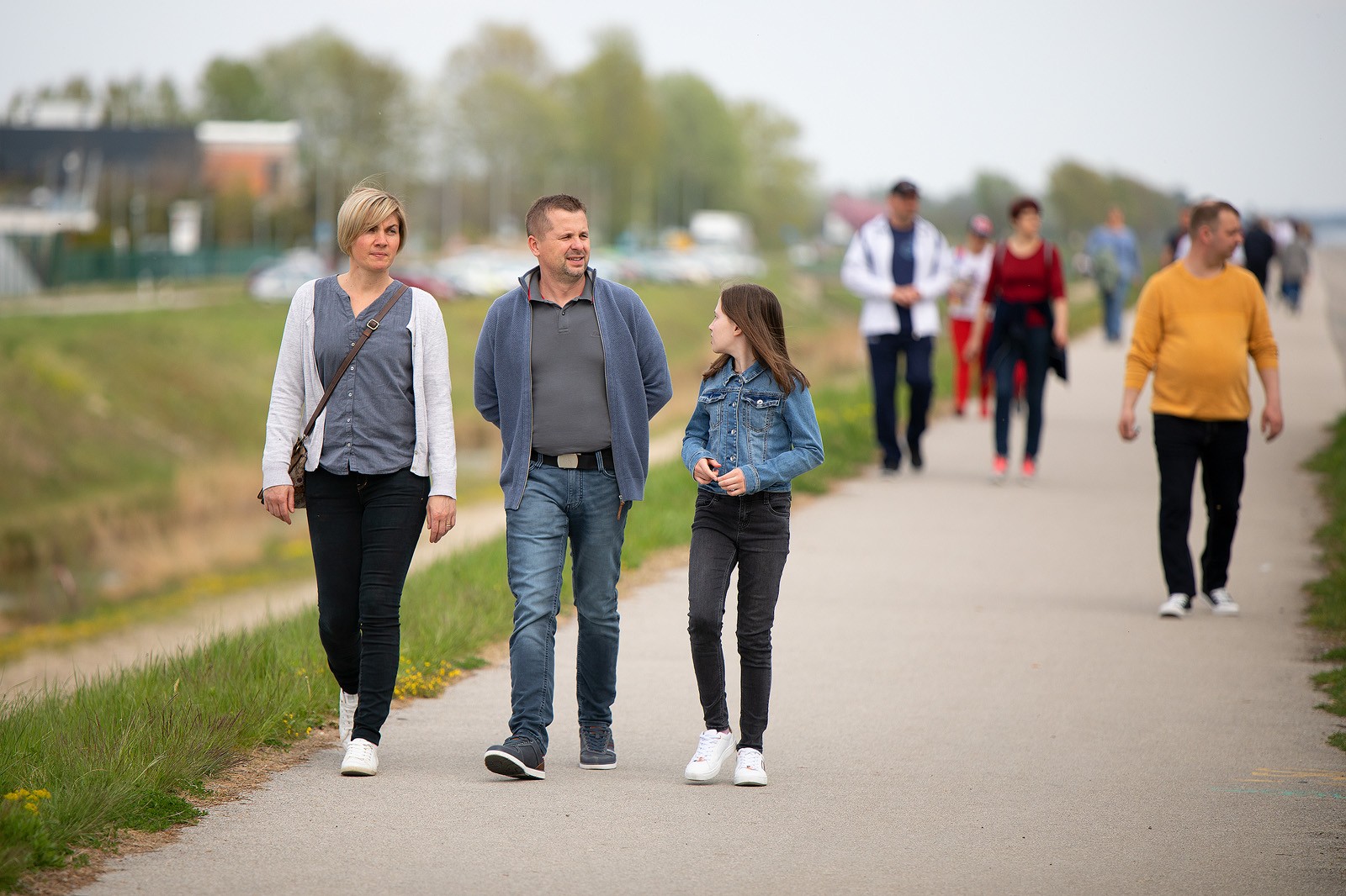 KLIKOM PO MARINI Sunčana nedjelja izmamila građane u šetnju na prelošku Marinu