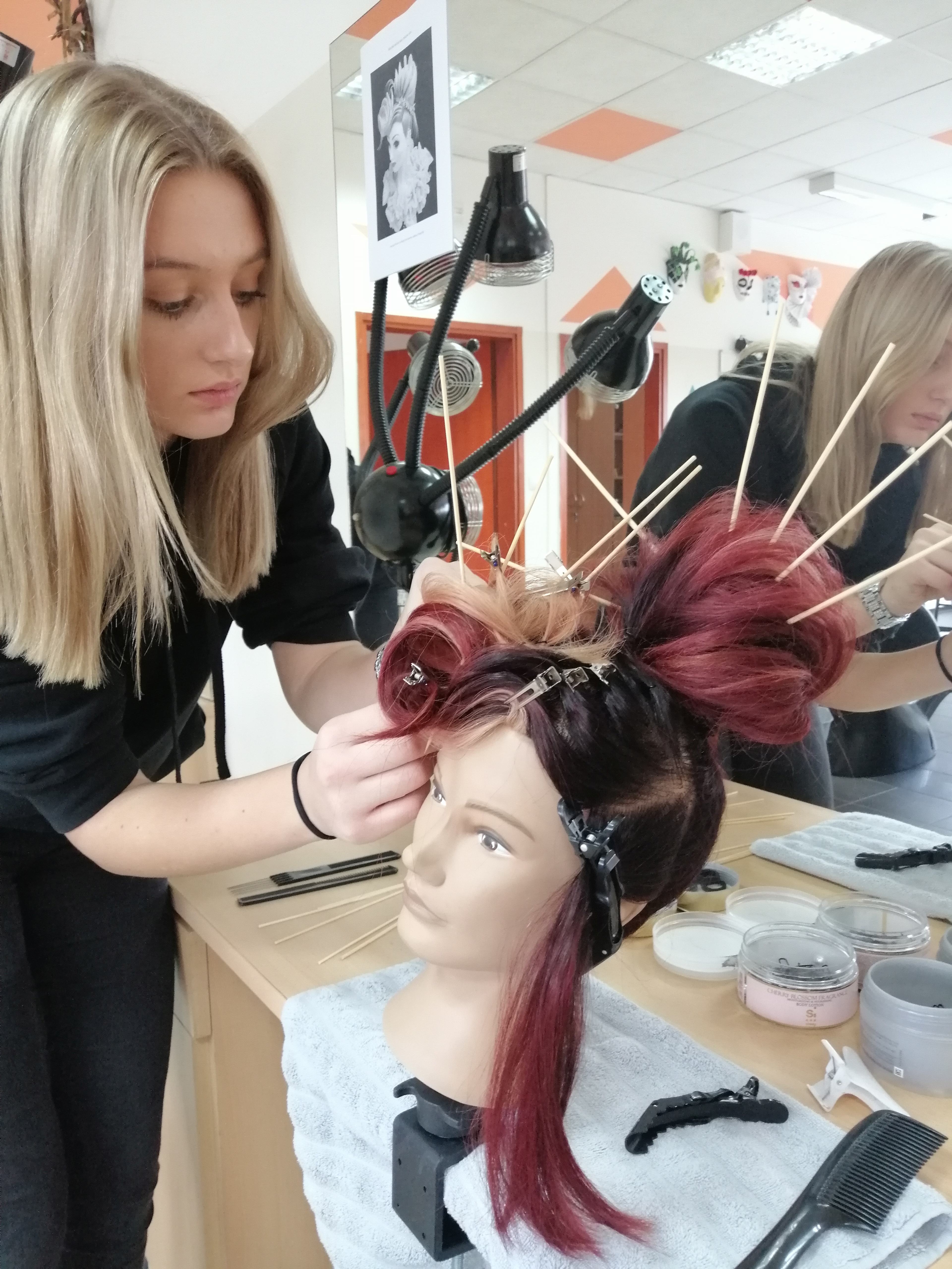 GOSPODARSKA ŠKOLA ČAKOVEC Nina Palfi pobjednica školskog natjecanja frizera 2024.