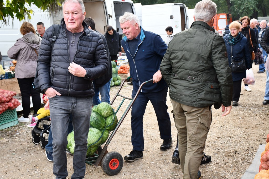 FOTO S dolaskom hladnijih dana povećan interes za kupnju drva za ogrjev