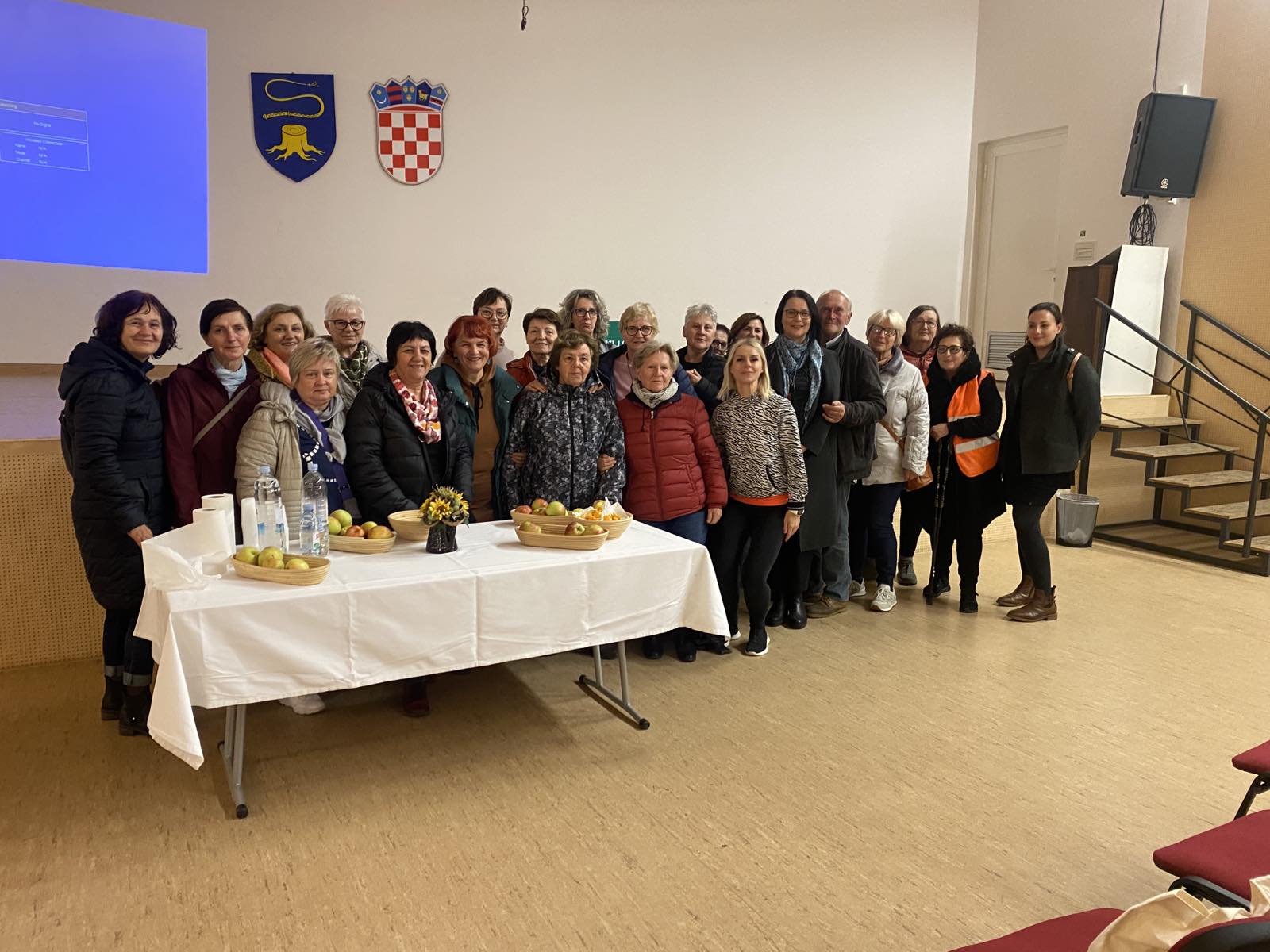 STRAHONINEC Instruktorica Astrid Mudri održala predavanje Udruzi žena o nordijskom hodanju