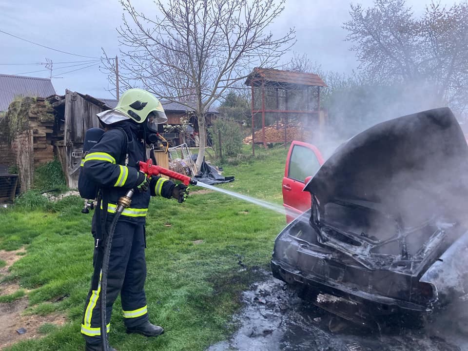 Gorio automobil u dvorištu u Vratišincu