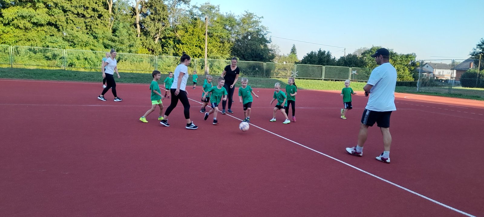 MURSKO SREDIŠĆE Treći dan Europskog dana sporta održane nogometne i košarkaška utakmica između djece i roditelja