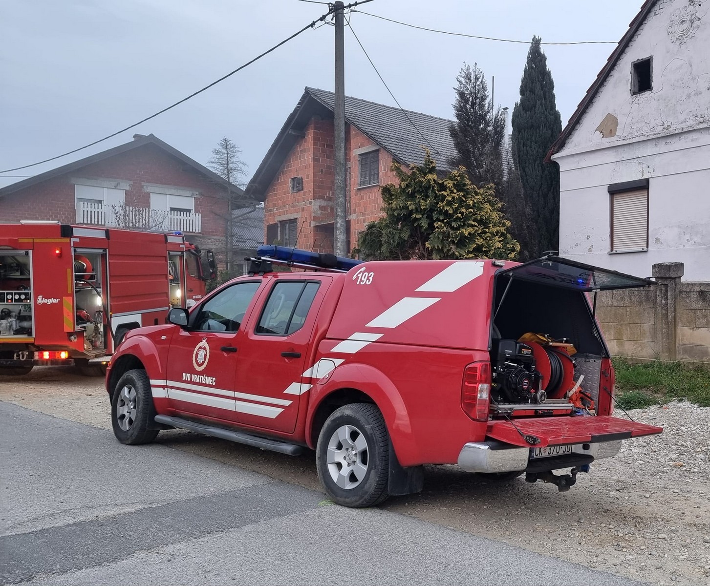 Gorio automobil u dvorištu u Vratišincu