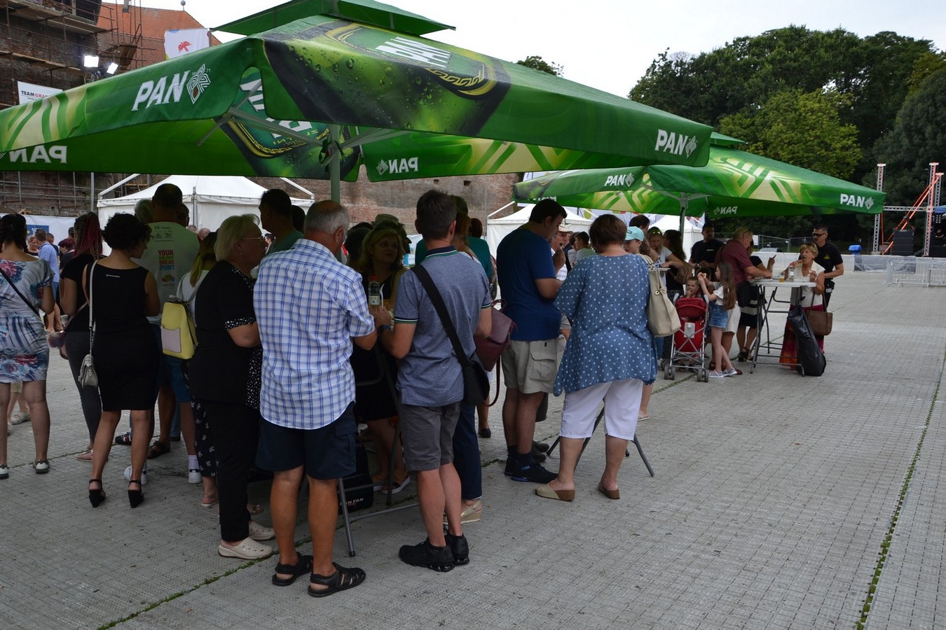 U jezeru Staroga Grada posjetitelji uživali u besplatnom ručku