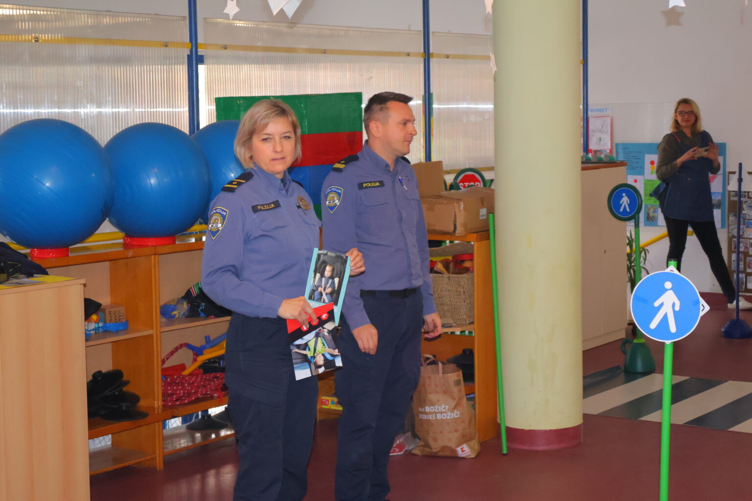 Mališani u Dječjem vrtiću Cipelica učili prometna pravila