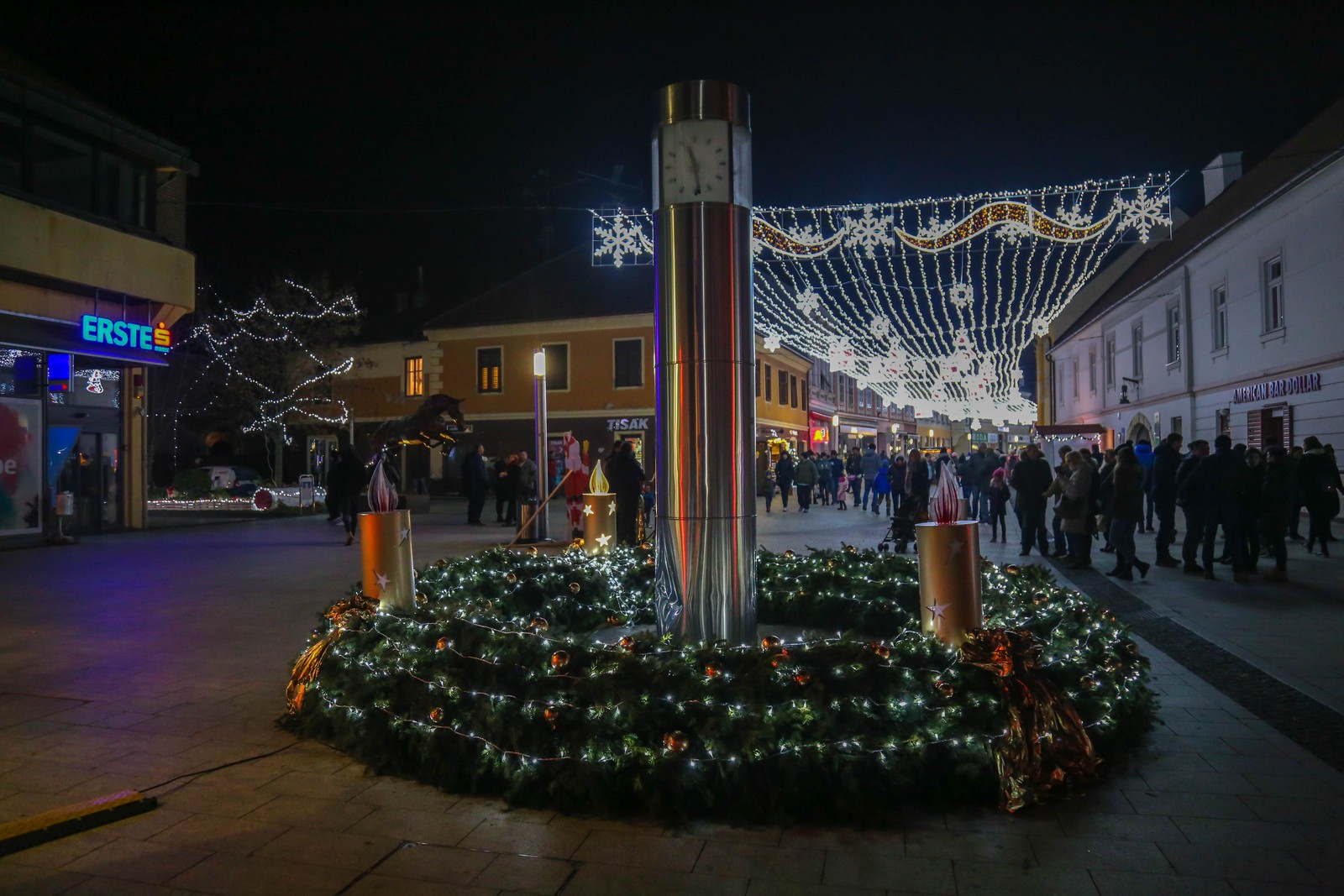 Upaljena prva adventska svijeća u Čakovcu: Predivna rasvjeta zasjala gradom