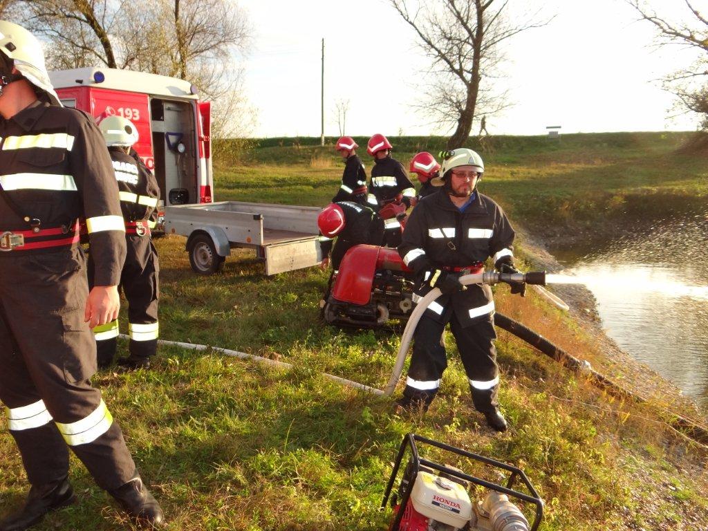 Vatrogasna vježba na obali Mičigen jezera