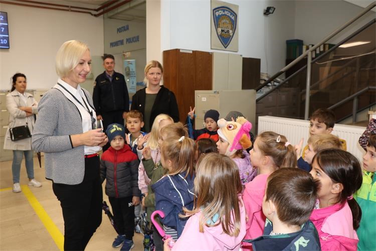 Mališani posjetili policiju