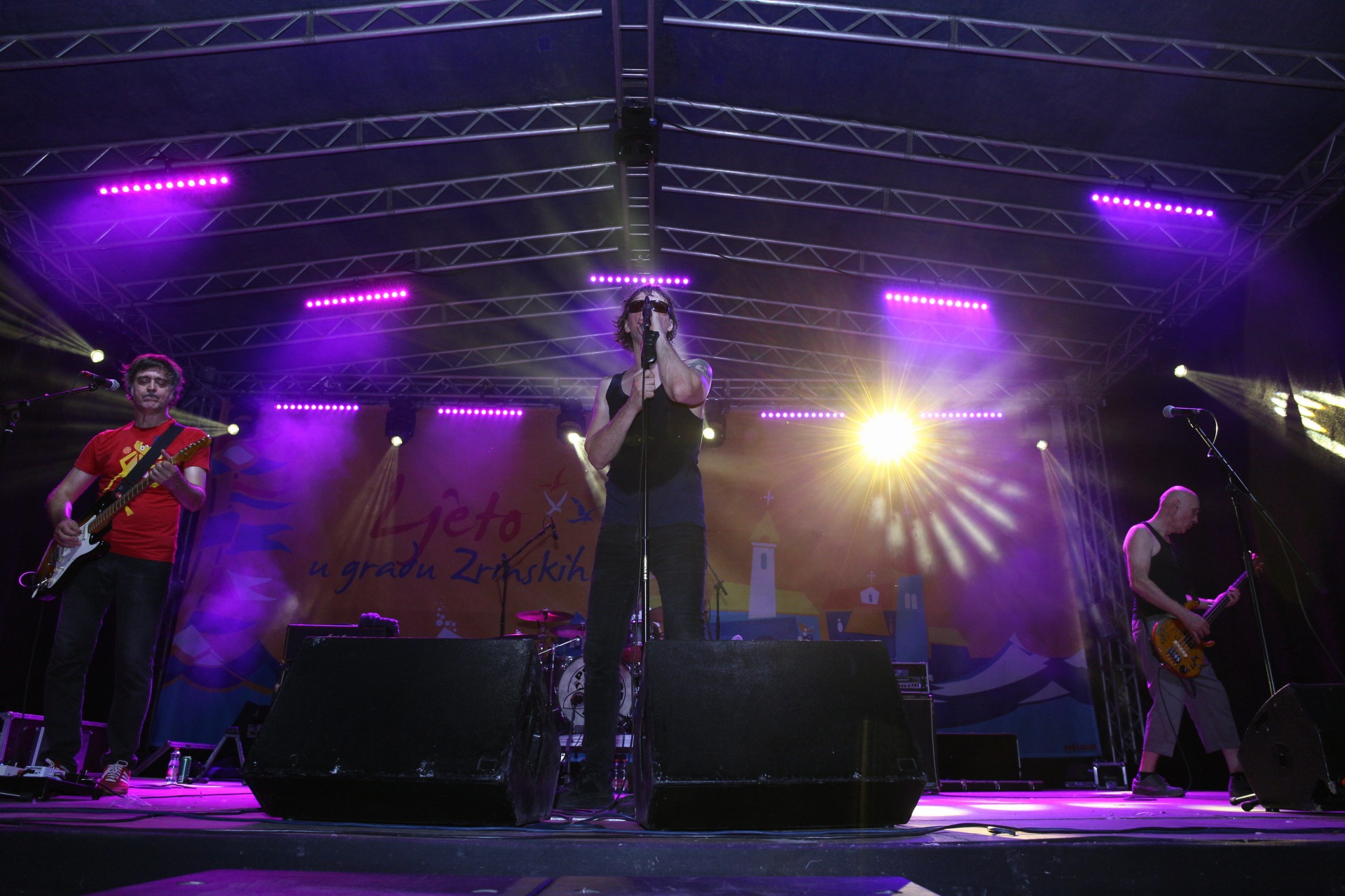 LJETO U GRADU ZRINSKIH Psihomodo pop i Gobac pjevali s brojnim fanovima u Čakovcu LJETO U GRADU ZRINSKIH Psihomodo pop i Gobac pjevali s brojnim fanovima u Čakovcu