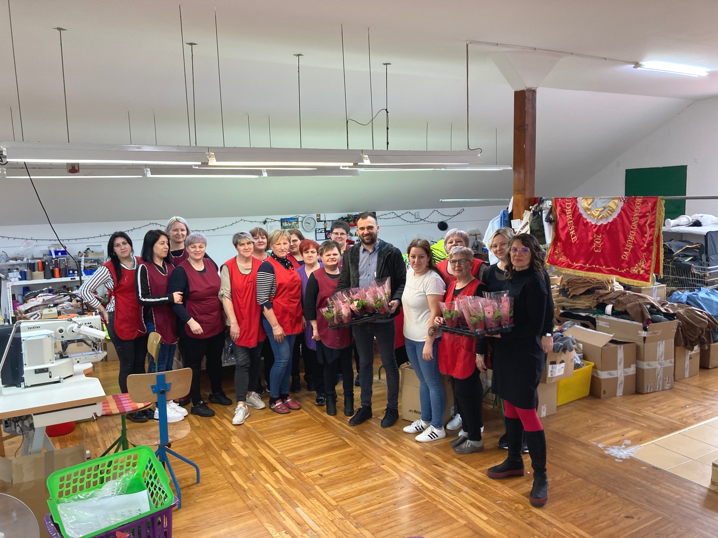 Načelnik Vratišinca Mihael Grbavec mještanke iznenadio jaglacima povodom Dana žena