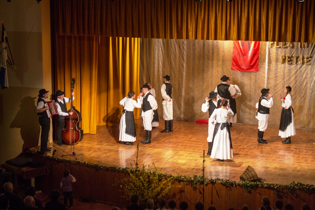 img0052folklorraz686052