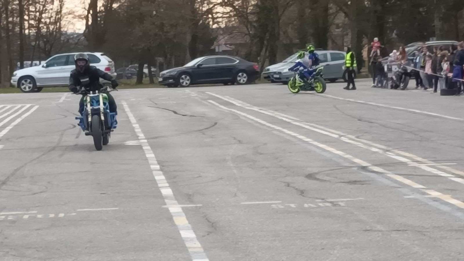 FOTO I VIDEO Akrobacije na motorima za malenu Lavu