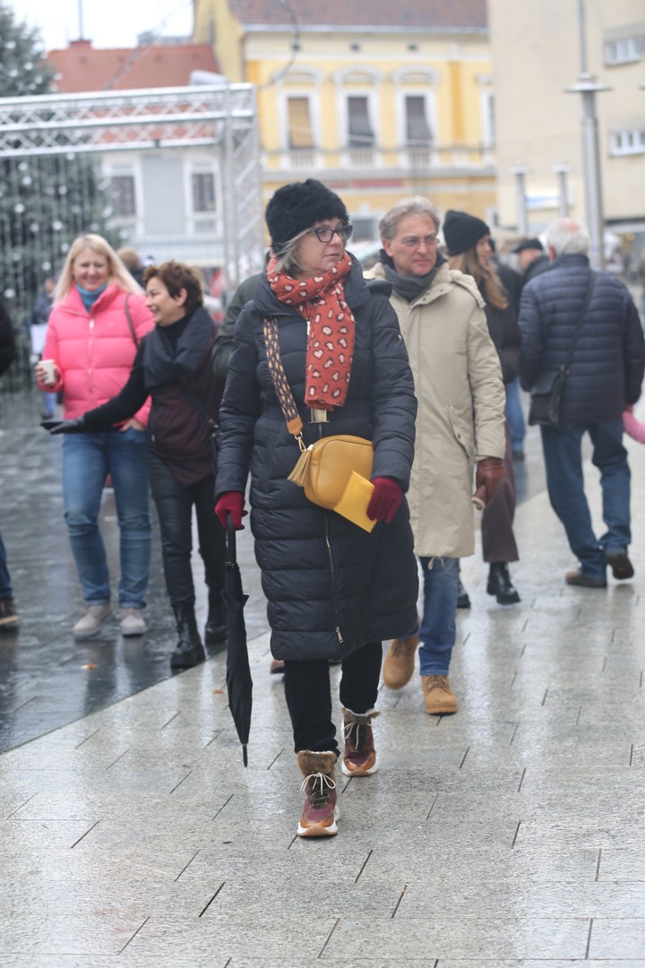 KLIKOM PO ČAKOVCU Bliži se Božić – prava blagdanska atmosfera u centru Čakovca