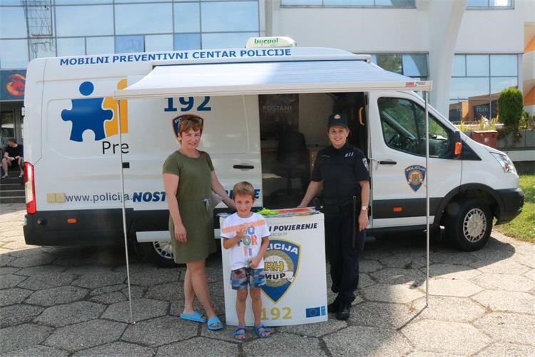 Policija mladim rukometašima predstavila preventivne projekte