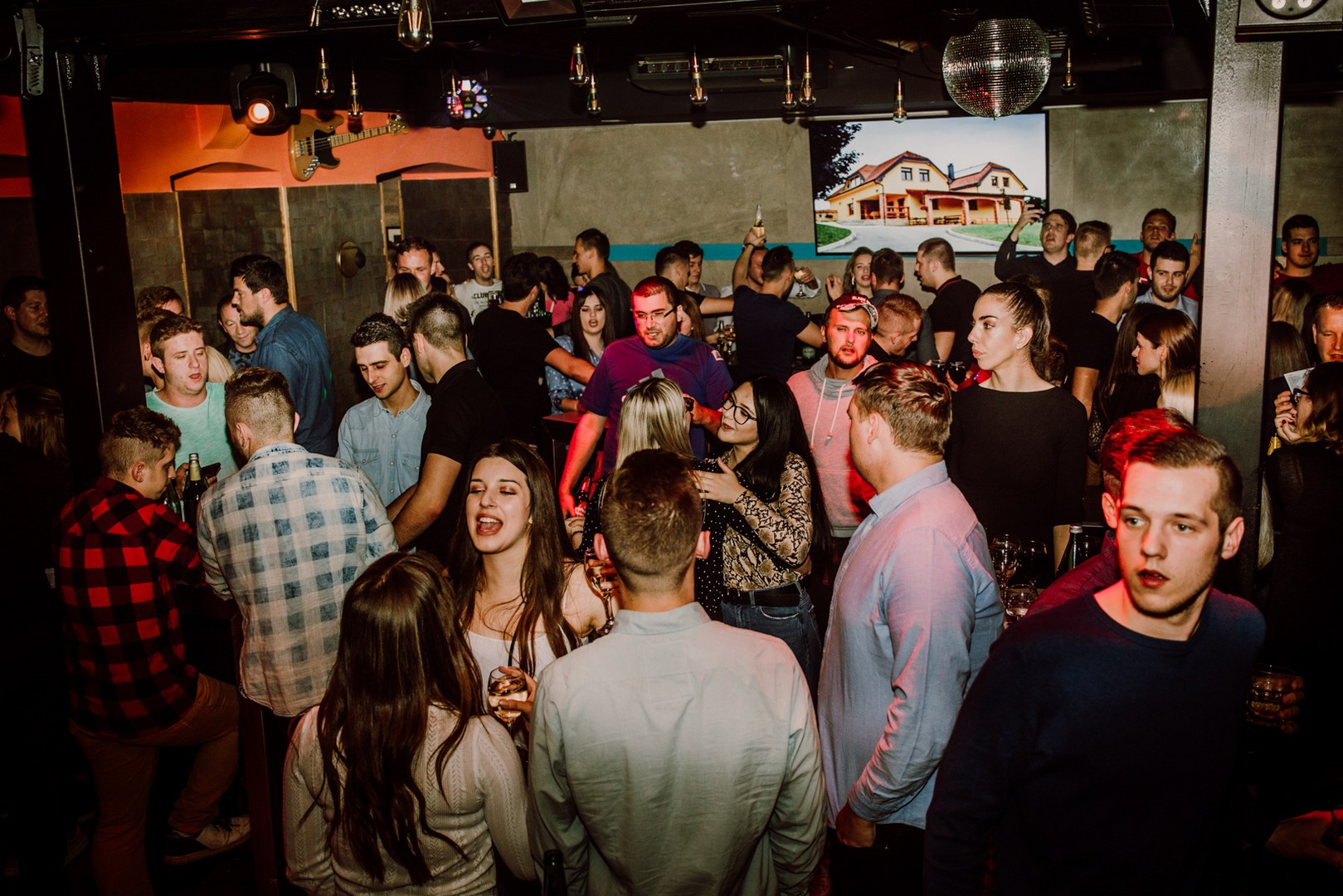 Odlična zabava na Podrumarenju uz TS Kumovi i Vina Tomšić