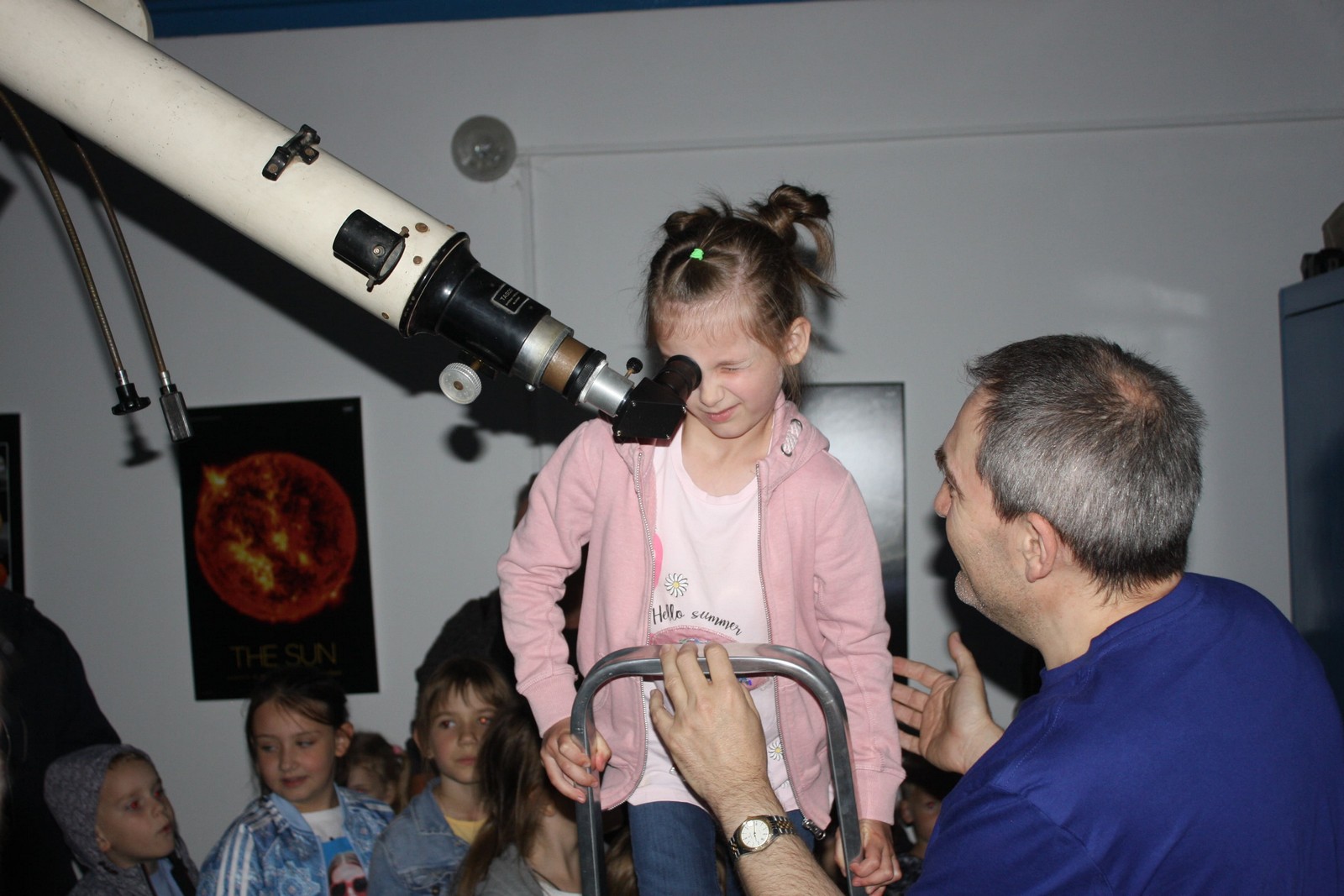 Stotinjak djece u Savskoj Vesi teleskopima promatralo Mjesec