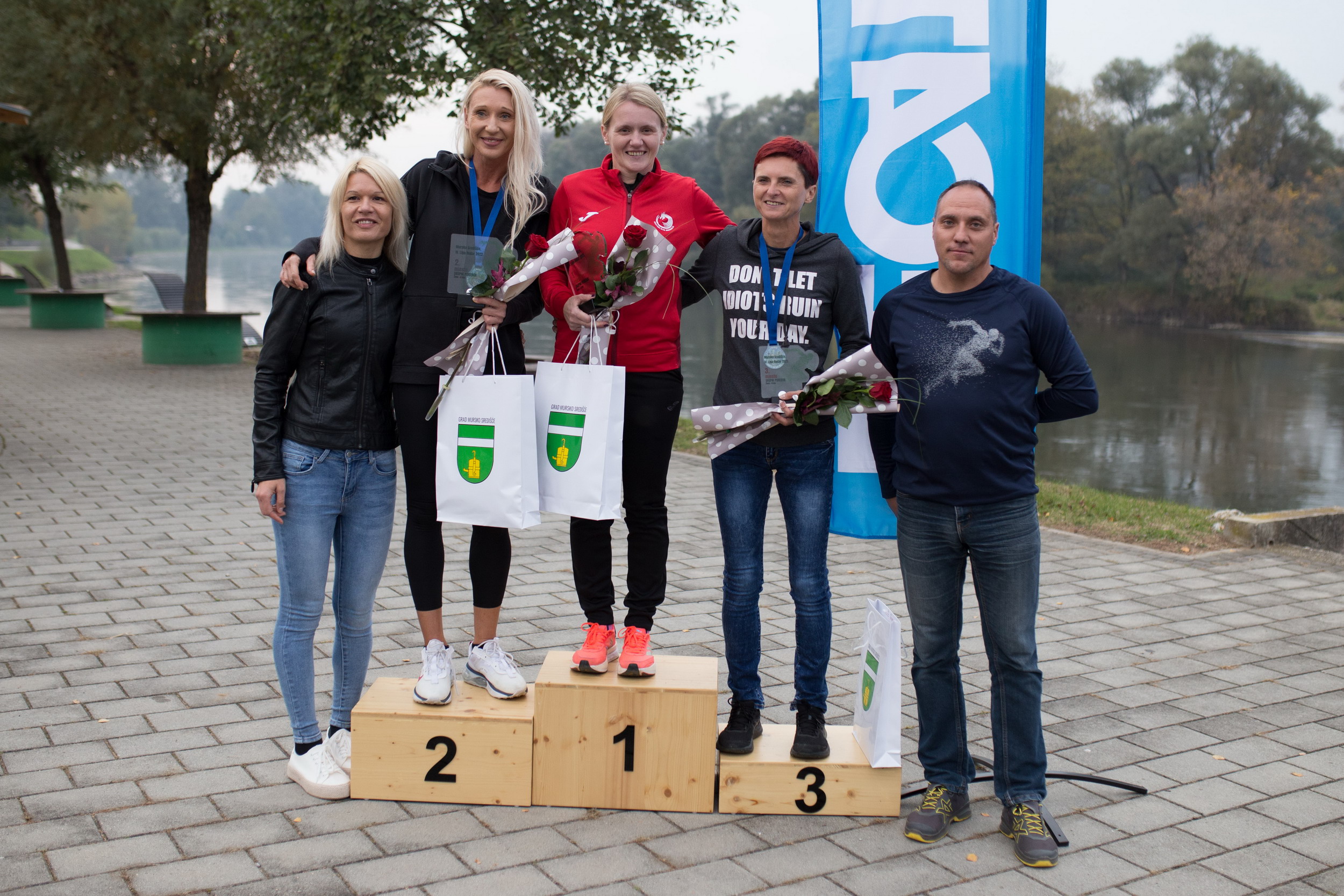 ZAVRŠENA LIGA RUDAR Ukupni pobjednici Dubravka Horvat, Nada Siladi, Marko Podvez i Darko Balić ZAVRŠENA LIGA RUDAR Ukupni pobjednici Dubravka Horvat, Nada Siladi, Marko Podvez i Darko Balić